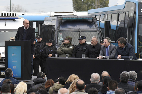 El gobernador Perotti, con Massa y Lewandowski en el acto de ayer. (Fuente: Andres Macera)