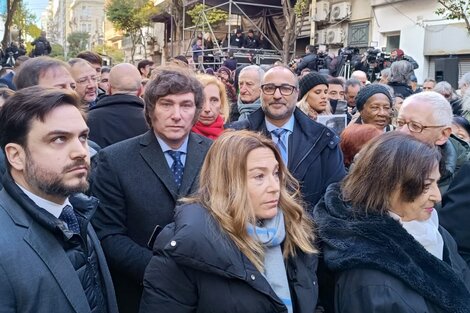 Milei, su hermana Karina y Ramiro Marra en el último acto en homenaje a las víctimas del atentado a la AMIA.