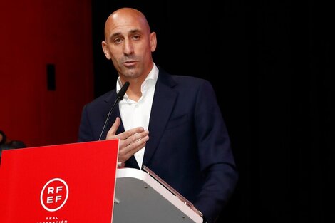 La FIFA suspendió a Luis Rubiales durante 90 días de “toda actividad relacionada con el fútbol nacional o internacional”.