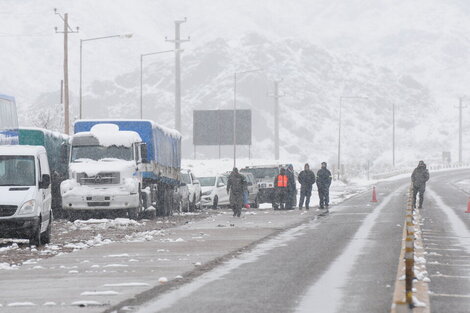 Camiones y autos varados por el cierre del paso Cristo Redentor debido a las intensas nevadas.