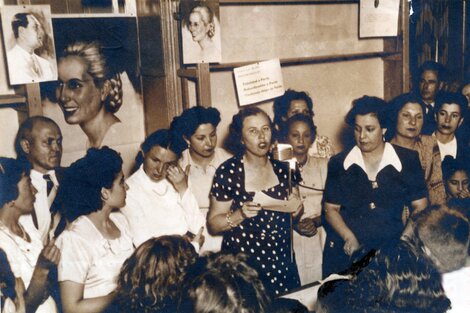 Catalina Allen da un discurso en una unidad básica del Partido Peronista Femenino en Hurlingham, el 28 de enero de 1951