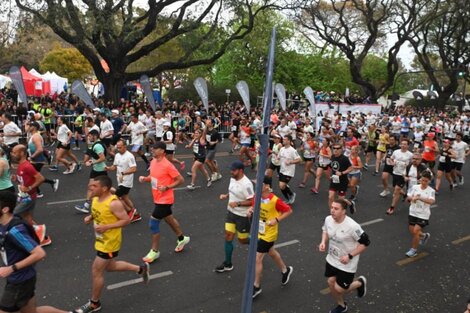 La Media Maratón de Buenos Aires largó a las 7 de la mañana y el tránsito estará afectado hasta las 15.