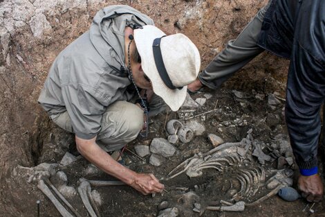 El cuerpo estaba colocado en posición extendida con las extremidades inferiores semiflexionadas. (Foto: Ministerio de Cultura de Perú/AFP)