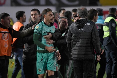 Gallardo es sacado por colaboradores de Sarmiento para que no alimente el tumulto con los jugadores de Boca