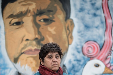 Mabel Zurita en la escuela 49. Detrás, el mural que recuerda a Rubén, su compañero muerto.