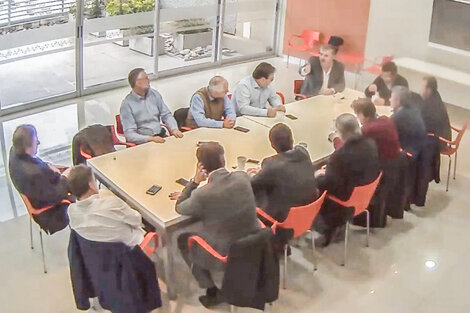 Imagen de la reunión en la sede porteña del Banco Provincia en la cual se tramó un plan para encarcelar al sindicalista Juan Pablo "Pata" Medina.