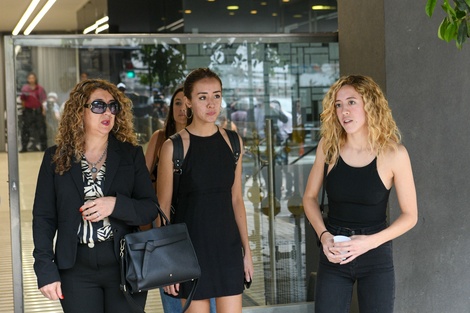 Las hijas del playero y su madre, abogada querellante.