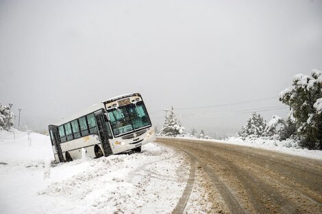 Una intensa nevada generó en Bariloche complicaciones en el tránsito y suspensión de clases  