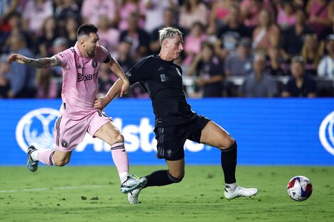 Messi se esfuerza para poder ganar la pelota ante el jugador de Nashville