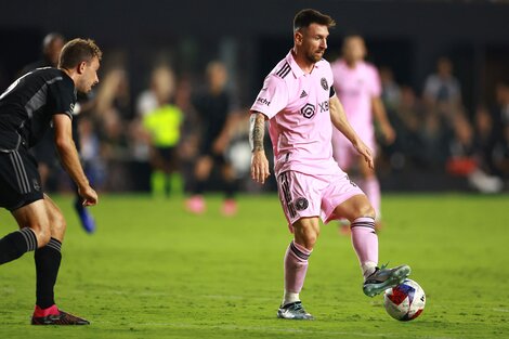 Messi frena la pelota y piensa durante el encuentro ante Nashville