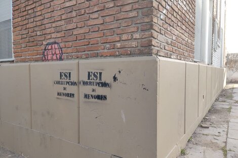 Las pintadas aparecieron en los frentes del Normal 1, el Normal 3, la Escuela Técnica Nro. 1, y varios jardines de infantes del casco urbano platense