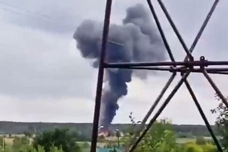 La humareda que dejó el avión al caer.  (Fuente: AFP)