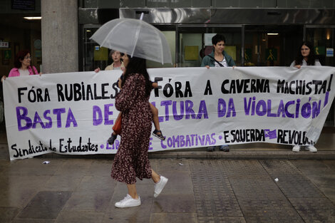 Concentración del colectivo Libres e Combativas contra Luis Rubiales, celebrada esta tarde en A Coruña. 