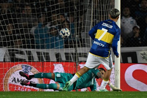 Zeballos, anotando el primer gol de la tande de penales ante Racing