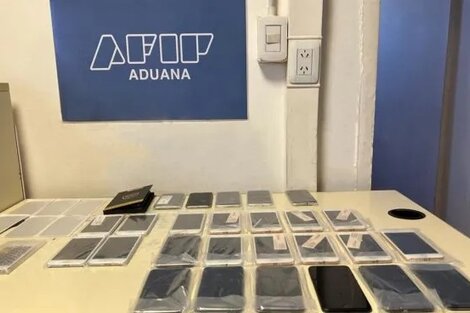 El hombre iPhone: intentó ingresar al país con 26 celulares de alta gama adheridos al cuerpo (Fuente: Aduana)