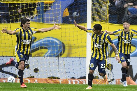 Ignacio Malcorra (36 años) festeja su gol con los pibes Giaccone (22) y O'Connor (19) (Fuente: Fotobaires)