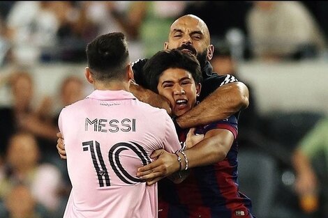 Un hincha se metió a la cancha y trató de llegar a Messi: así reaccionó su guardaespaldas 