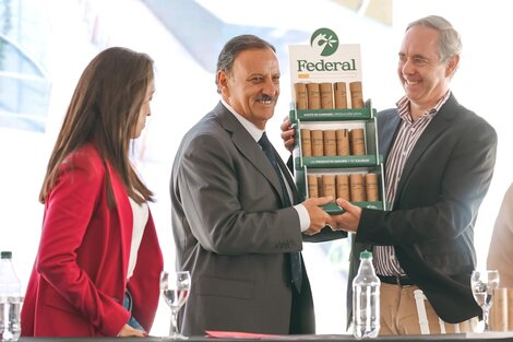 El Gobernador presentando el aceite de cannabis Federal.