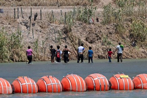 López Obrador celebró la orden judicial de quitar la barrera de boyas antimigrantes en Texas