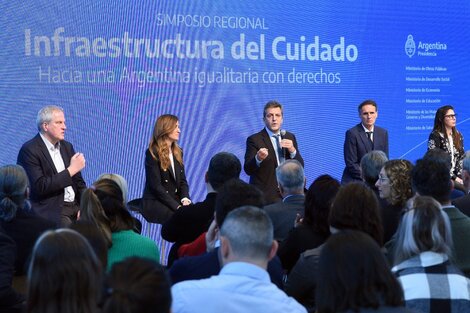 Massa presidió el Primer Simposio Regional "Infraestructura del Cuidado" en el CCK.