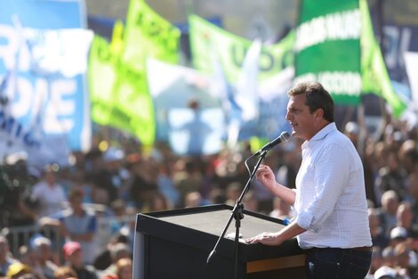 Massa, ante una multitud en el Hipódromo de Tucumán. Imagen prensa Unión por la Patria.