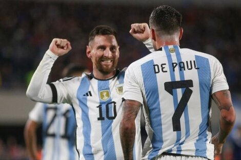 Messi y De Paul festejan el gol de tiro libre vs Ecuador. 