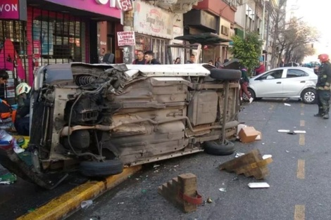 El Fiat Fiorino embestido volvó. Su conductor salió por el parabrisas. Imagen Emergencias BA.