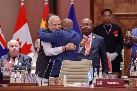 El premier de India Narenda Modi abraza al presidente de la Unión Africana, Azali Assoumani, en la jornada inaugural de la cumbre del G20.