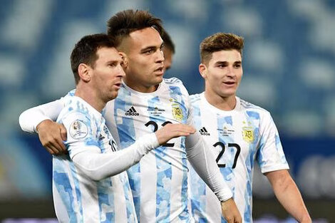 Lautaro Martínez festeja junto a Lionel Messi su gol en 2020 en La Paz. De fondo, Julián Álvarez. Eliminatorias Qatar 2022.