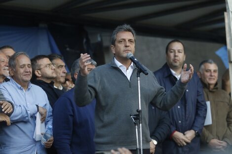 Sergio Massa, rodeado por una dirigencia sindical que no sólo lo acompañó sino que le organizó la convocatoria.