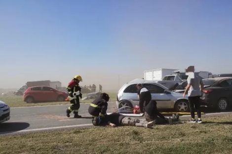 Tragedia en la Autopista Rosario-Córdoba: un grave choque en cadena dejó un muerto y 10 heridos