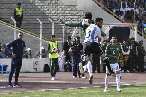 Con el hombro, Nicolás Tagliafico puso el 2-0 frente a Bolivia