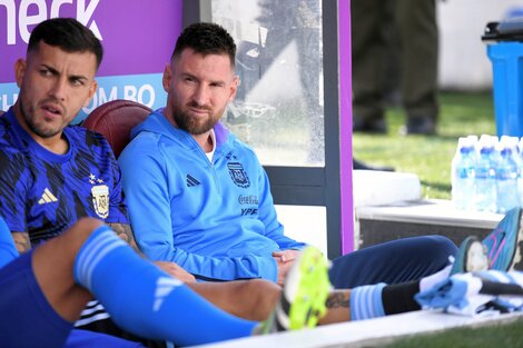 Lionel Messi lo miró desde el banco de suplentes, del cual ni siquiera formó parte