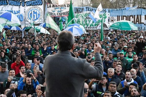 Sergio Massa, candidato a presidente de UxP, con trabajadores depués de confirmar que subía el mínimo no imponible del Impuesto a las Ganancias. Imagen: Ministerio de Economía.