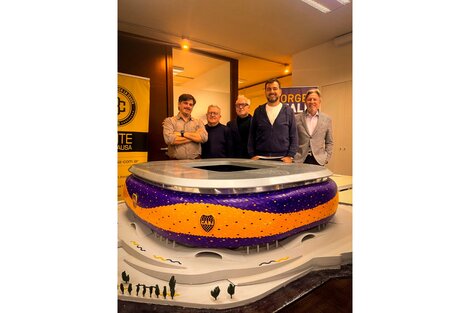 Jorge Reale junto a los socios y la maqueta del nuevo estadio.