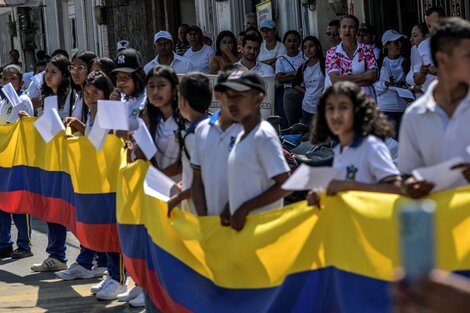 Estudiantes de una escuela de Colombia marcharon para exigir paz 