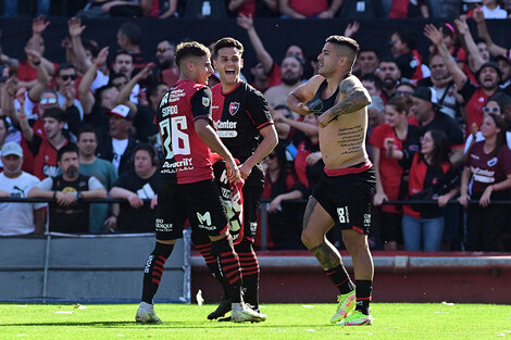 Recalde celebra el gol del rojinegro. (Fuente: Sebastián Granata)