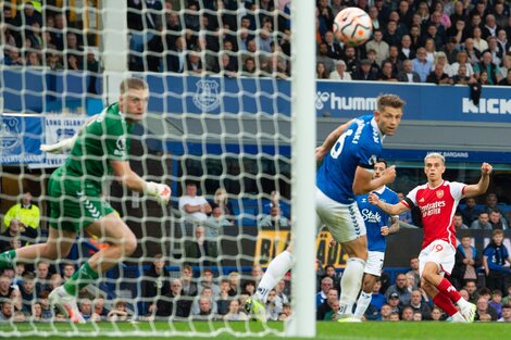 Arsenal batió a Everton y es escolta en la Premier League 