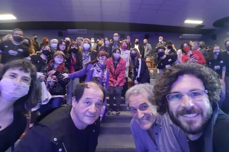 Cavia y amigos, en la sala que fundó en el barrio natal.