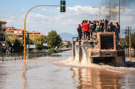 Un grupo de personas son evacuadas en una excavadora Caterpillar en una zona inundada en Larisa, en el centro de Grecia