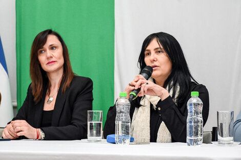 Con la presencia de la directora nacional de políticas de género de la nación, Saida Gatti; la ministra de gobierno de Rio Negro, Betiana Minor, y el jefe de la policía rionegrina Osvaldo Telleria, se presentó en el salón gris de casa de gobierno el Sistema Único de Registro de Denuncias por Violencia de Género (URGE) en Río Negro. (Fuente: Télam)