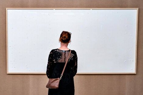 El museo incluyó los lienzos en blanco en la exposición, pero consideró que el artista había violado el acuerdo y le dio de plazo para devolver el dinero