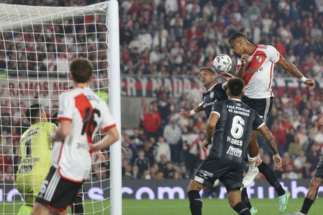 River venció a Atlético Tucumán y salvó el récord de local en el último suspiro