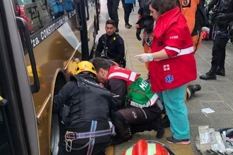 Una monja quedó atrapada debajo de un colectivo en el Metrobús