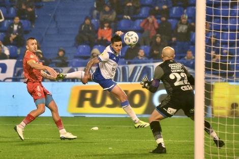 Vélez venció 2-1 a Arsenal y salió del descenso en la tabla anual