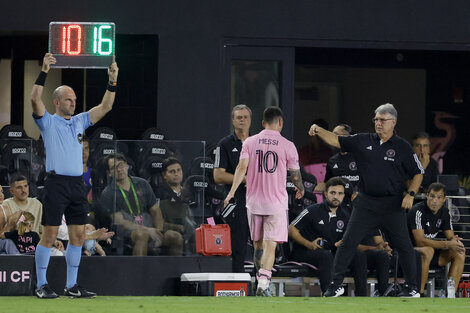 El momento en que Lionel Messi pidió el cambio por lesión en el primer tiempo en Inter Miami