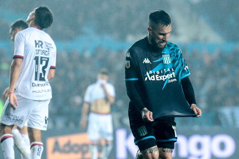 Racing venció 2-1 a Newell's en un partido de locos y es puntero