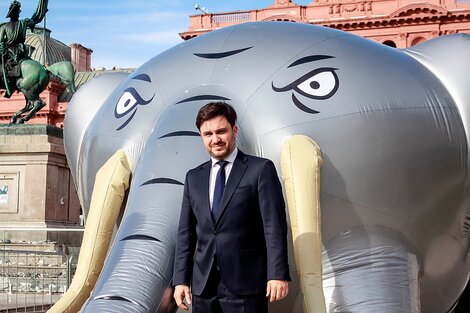 Con un elefante de plástico frente a la Rosada, Marra denunció el tamaño del Estado