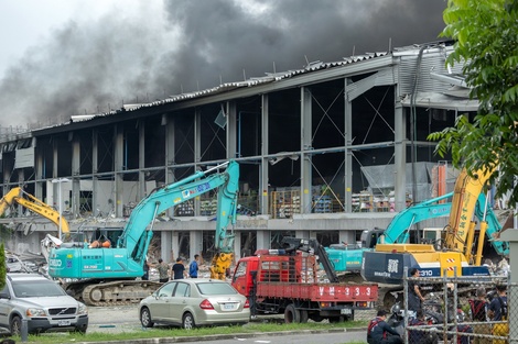 Los bomberos combaten las llamas. 