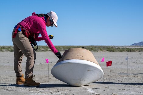 Una integrante del equipo de recuperación de la cápsula de la misión Osiris-Rex en un ensayo de recuperación en el campo de entrenamiento y pruebas del Departamento de Defensa de Utah (EE.UU.). El argentino Lucas Paganini, científico planetario de la NASA, ya está en el desierto de Utah preparado para recibir este domingo una cápsula con un preciado cargo: un puñado de rocas y polvos del asteroide Bennu que podría ofrecer información única sobre la formación del sistema solar hace unos 4.500 millones de años.